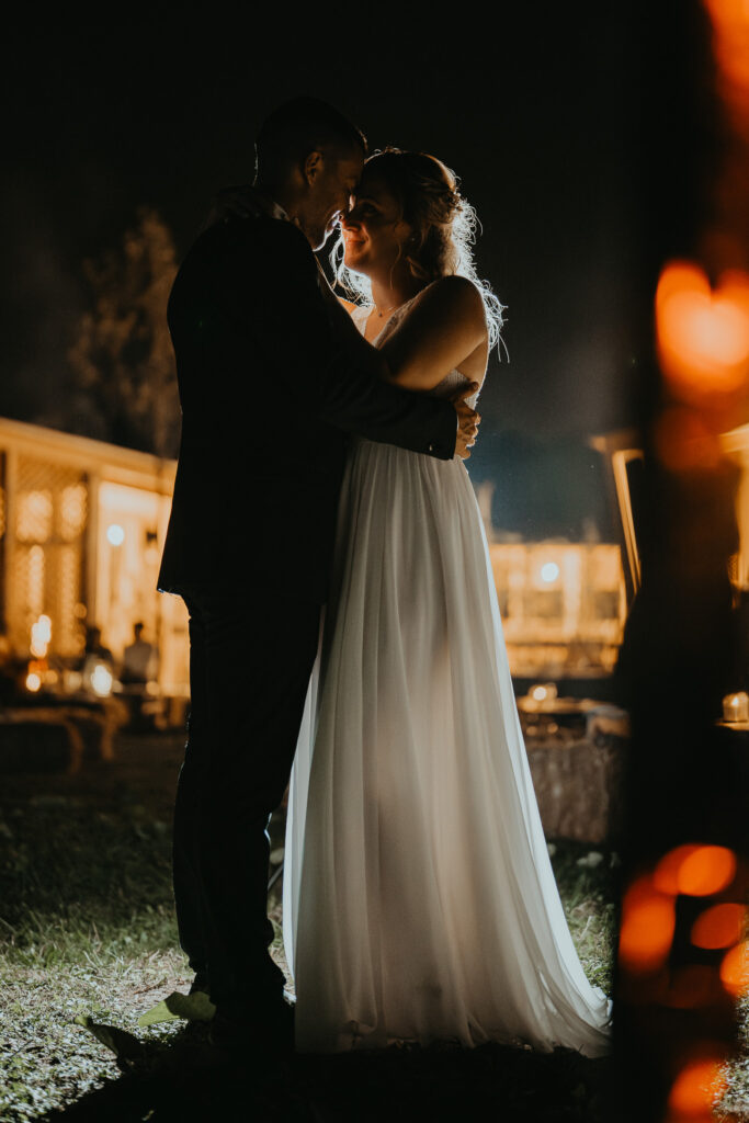 Mariage couple soirée devant un feux de bois en extérieur en Suisse